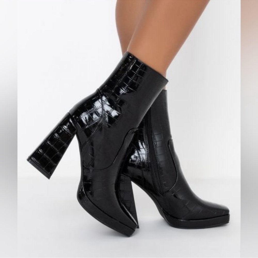Azalea Wang size 7.5 croc booties